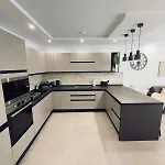 Oaks - Garage Included And Close To 아파트